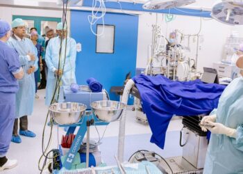 President Santokhi bezoekt niertransplantatiemissie in Paramaribo