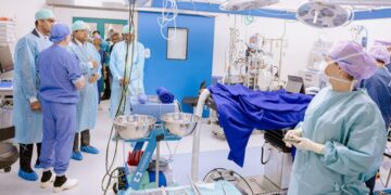 President Santokhi bezoekt niertransplantatiemissie in Paramaribo