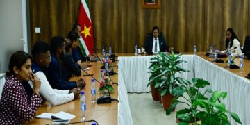 chan studenten cie 1 De presidentiële werkgroep belast met de implementatie van de SRD 800 studententoelage is dit project aan het evalueren en heeft al voorstellen gedaan aan president Chandrikapersad Santokhi om dit project beter op gang te brengen. Een van de voorstellen is om het bedrag te verhogen van SRD 800 naar SRD 1000. "We gaan kijken of het haalbaar is", zei Santokhi onlangs tijdens het programma Rap met de Pres.