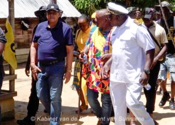Dorpen Boven-Suriname aangesloten op 24-uurs stroomnet dankzij zonne-energieproject