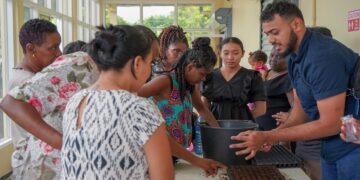 Een LVV trainer geeft uitleg aan enkele participanten. Foto: ministerie LVV
