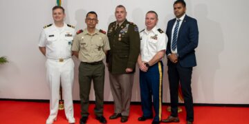 Majoor Carl Stearns ontvangt hoge onderscheiding voor inzet in Suriname