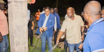 straatverlichting 3 Met de ingebruikname van nieuwe straatverlichting langs de Oost-Westverbinding in Commewijne is een belangrijke stap gezet in het verhogen van de verkeersveiligheid en leefbaarheid voor bewoners en weggebruikers.
