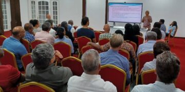 strategic oilen gas1 Van Surinaamse zijde is de Strategische Groep voor Olie en Gasbeleid bezig te bestuderen wat de effecten zullen zijn voor onze economie, maar ook wat er gedaan moet worden om onze eigen samenleving te laten profiteren van deze kans. De afgelopen vrijdag heeft SBM Offshore een presentatie voor deze groep van deskundigen gehouden, waarbij een overzicht is gegeven over de bouw van de FPSO Granmorgu. FPSO staat voor Floating, Production, Storage en Offloading en is het platform dat tegenwoordig gebruikt wordt in plaats van boortorens (oil rigs).