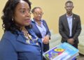 CARICOM-ambassadeur stimuleert jeugdparticipatie: informatiemateriaal overhandigd aan Surinaamse jeugdambassadeurs