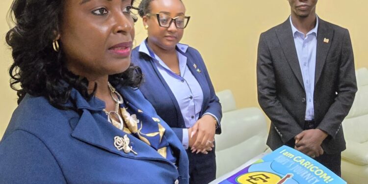 CARICOM-ambassadeur stimuleert jeugdparticipatie: informatiemateriaal overhandigd aan Surinaamse jeugdambassadeurs
