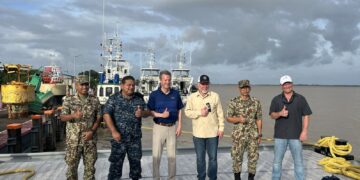 495572847 1121784736649163 7309167933039790798 n De congresleden Rick Crawford, Ronny Jackson en enkele andere leden van het Amerikaans Huis van Afgevaardigden kregen tijdens hun bezoek de gelegenheid om kennis te maken met veiligheidsuitdagingen waarmee Suriname te maken heeft. De dag begon met een helikoptervlucht naar een buiten gebruik gestelde illegale landingsbaan, onder begeleiding van het Judicial Intervention Team (JIT). Het bezoek had als doel om inzicht te krijgen in de omvang van drugshandel, illegale mijnbouw en grensoverschrijdende criminaliteit in het binnenland van Suriname.