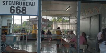 499915981 1075410364644817 6464108319175963020 n De verkiezingen van 25 mei 2025 hebben een diepe indruk achtergelaten bij het Surinaamse volk – niet alleen vanwege de voorlopige uitslag, maar vooral door wat er ondertussen gebeurd is. De Nationale Democratische Partij met de meeste zetels, 18 in totaal, heeft ervoor gekozen om de tweede grootste partij, de Vooruitstrevende Hervormings Partij, met 17 zetels..