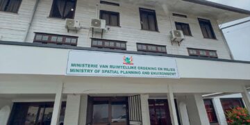 5916660b 99a6 4b0a a6da b14be5d1ceb1 Suriname boekt grote vooruitgang op het gebied van ruimtelijke ordening en milieubeleid. Onder leiding van minister Marciano Dasai is het land in twee jaar tijd opgeklommen tot koploper in de regio als het gaat om duurzaamheid en milieubescherming...