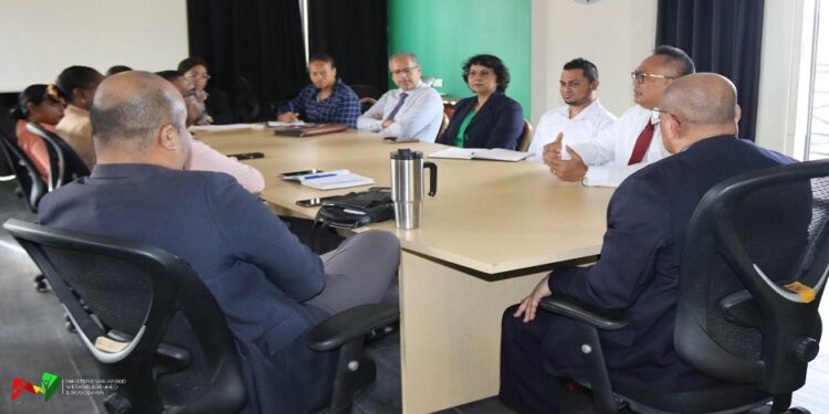 Minister AWJ bespreekt knelpunten Surinaamse Ongevallenregeling met SURVAM