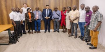 Chan bestuur pokigron Het dorpsbestuur van Pokigron heeft tijdens een onderhoud met president Santokhi de ernstige leefomstandigheden in het dorp aangekaart, met als hoogste prioriteit de toegang tot schoon drinkwater.