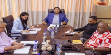 Chan monument cie De presidentiële werkgroep Monumentenzorg heeft op donderdag 15 mei 2025 het concept-staatsbesluit voor het monumentenbeleid officieel overhandigd aan president Chandrikapersad Santokhi.