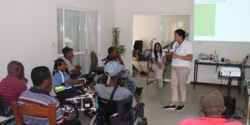 Foto St. WiOso 1 1536x1024 1 Met het oog op inclusieve verkiezingen heeft het ministerie van Binnenlandse Zaken op 14 mei een informatiesessie gehouden voor bewoners van Stichting Wi Oso, in samenwerking met Stichting ISOS...