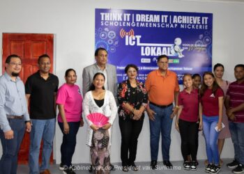 President Santokhi opent modern ICT-lokaal op Scholengemeenschap Nickerie
