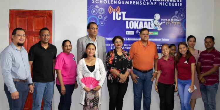 President Santokhi opent modern ICT-lokaal op Scholengemeenschap Nickerie