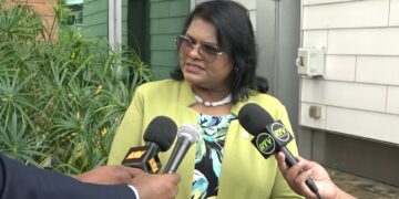 Mathoera Krishna Mathoera uit scherpe kritiek op het gebrek aan duidelijke koers en continuïteit in Surinames bestuur. Ze pleit voor meer structuur en langetermijnplanning. Lees verder voor haar uitgebreide analyse.