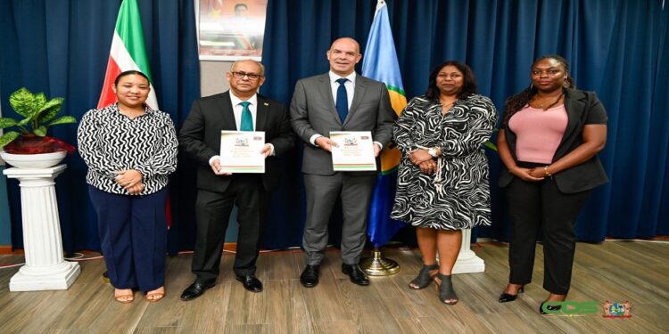 Suriname presenteert Nationaal Migratiebeleidsplan aan minister Ramdin
