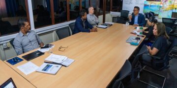 ROM en VSB In het kader van versterkte samenwerking tussen de publieke en private sector heeft recent een één-op-één overleg plaatsgevonden tussen de Vereniging Surinaams Bedrijfsleven (VSB) en het ministerie van Ruimtelijke Ordening en Milieu (ROM).