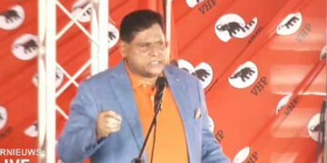 Screenshot 2024 10 21 082841 “Veel mensen begrijpen het beleid van de VHP nu”, zei VHP-voorzitter tevens president Chandrikapersad Santokhi onlangs op een wijkvergadering te Pontbuiten...