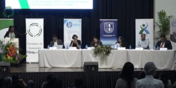 Screenshot 2025 05 16 123504 Tijdens het economisch debat van de Vereniging van Economisten in Suriname (VES), dat dinsdag 13 en woensdag 14 mei plaatsvond in het Assuria Event Center, kwam het functioneren van het overheidsapparaat opnieuw ter discussie te staan...