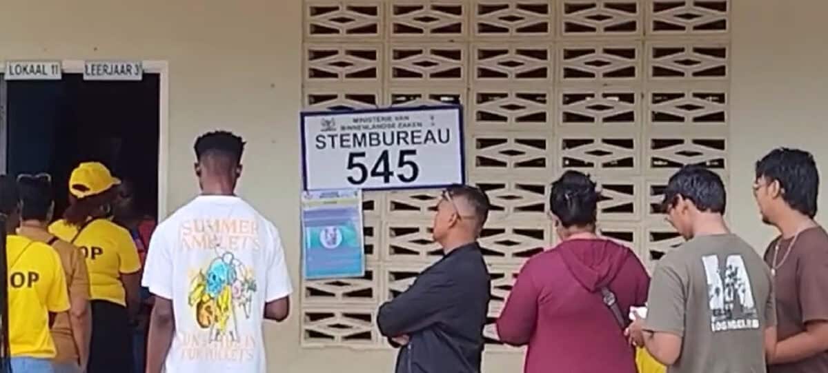 Stemmen bij telefoonlicht in Moengo
