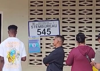 Stemmen bij telefoonlicht in Moengo