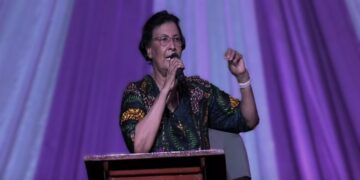 Simons Sarca 2 De Nationale Democratische Partij (NDP) wil in 2025 aan de macht terugkeren om de levensomstandigheden van de Surinaamse bevolking te verbeteren. Dat benadrukte partijvoorzitter Jenny Simons zaterdagavond tijdens een drukbezochte bijeenkomst in het district Saramacca.