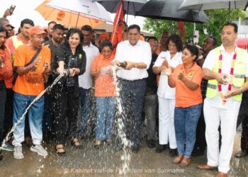 Startsein voor asfaltering Krappahoeklaan en Soekramsinghstraat in Nickerie officieel gegeven