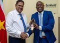 President ontvangt eerste jubileum-Djogo van Surinaamse Brouwerij