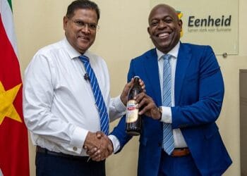 President ontvangt eerste jubileum-Djogo van Surinaamse Brouwerij