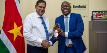 President ontvangt eerste jubileum-Djogo van Surinaamse Brouwerij