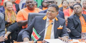 chan persconferentie 1 De VHP benadrukt het belang van stabiliteit en voortgang in Suriname en waarschuwt voor het afbreken van behaalde resultaten. Lees verder voor meer details.