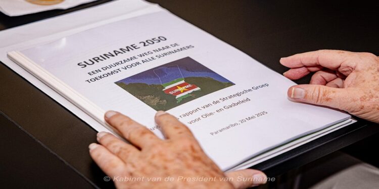 Tussentijds rapport ‘Suriname 2050’ aangeboden aan president Santokhi: koers naar duurzame toekomst uitgestippeld