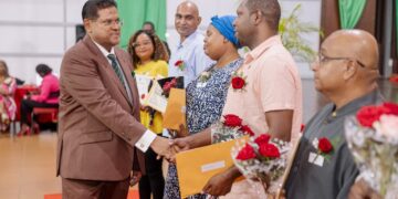 d1befc88 5b40 40e6 a00a 860c48760106 1536x1024 1 In een plechtige ceremonie op 20 mei 2025 heeft president Chandrikapersad Santokhi zeventig gepensioneerden van het Kabinet van de President geëerd voor hun trouwe dienst. Ook werden diverse uitblinkers uit de samenleving onderscheiden...