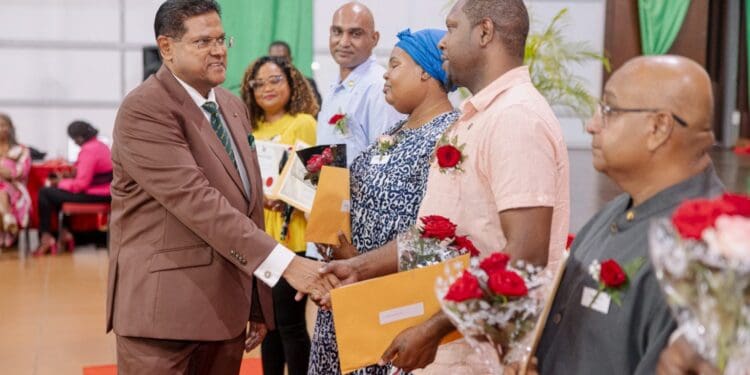 President Santokhi huldigt gepensioneerden en uitblinkers tijdens ceremonie in Congreshal