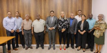 energiesector 02 1536x1024 1 De Surinaamse regering zet een belangrijke stap richting duurzame energieontwikkeling door een presidentiële werkgroep op te richten die publiek-private samenwerking in de energiesector moet bevorderen.