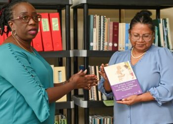 Japan schenkt 200 boeken aan Suriname Diplomaten Instituut ter bevordering van culturele uitwisseling