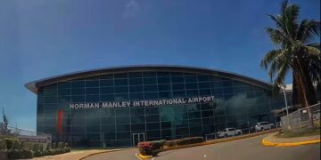 norman manley airport 1 Volgens berichtgeving van 'The Gleaner' arriveerden in de vroege ochtend 107 Jamaicanen met een gecharterde vlucht vanuit de VS. Daarmee komt het totaal aantal teruggestuurde landgenoten dit jaar op ongeveer 330.