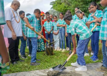 Leerlingen O.S. Middenpad Kwatta krijgen eerste tuinbouwkas van LVV