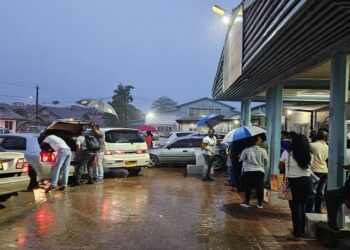 Regenbui markeert start verkiezingsdag Wanica