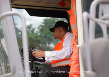 President Santokhi geeft officieel startsein voor verharding Gangaram Pandayweg
