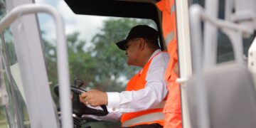 President Santokhi geeft officieel startsein voor verharding Gangaram Pandayweg