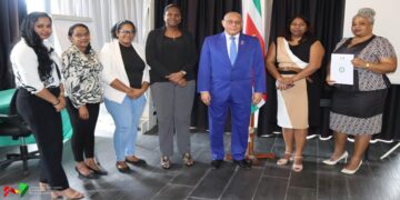 AWJ werkgroep 1 De Multidisciplinaire Werkgroep Armoedegrensbepaling, onder leiding van Rosita Woodly‑Sobhie, heeft dinsdag 24 juni 2025 haar tussentijdsverslag overhandigd aan minister Steven Mac Andrew van Arbeid, Werkgelegenheid en Jeugdzaken (AWJ). Het rapport bestrijkt de periode augustus 2024 tot juni 2025 en biedt inzicht in de strategische aanpak van het armoedebeleid in Suriname.