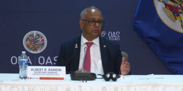 Albert Ramdin OAS De Organisatie van Amerikaanse Staten (OAS) heeft vrijdag haar 55e Algemene Vergadering afgesloten in St. John’s, Antigua en Barbuda. De bijeenkomst, die plaatsvond onder het thema "Het bouwen van veerkrachtige en inclusieve economieën in de Amerika's", markeerde de eerste zitting onder leiding van de nieuwe secretaris-generaal Albert Ramdin. Ramdin is de eerste persoon uit het Caribisch gebied die deze functie bekleedt.