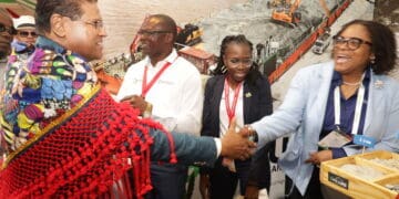IMG 3927 Suriname moet ervoor zorgen dat de eigen bevolking actief kan meedoen in de olie- en gassector. Die oproep deed Kanayo Awani, vicepresident van de Afrikaanse Eximbank (Afreximbank), tijdens de opening van SEOGS 2025 in Paramaribo...