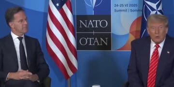Screenshot 2025 06 25 105422 De Amerikaanse president Donald Trump heeft bij de NAVO-top in Den Haag twijfel gezaaid over de vraag of de Verenigde Staten onvoorwaardelijk zullen voldoen aan de collectieve verdedigingsplicht van het bondgenootschap. In antwoord op vragen van journalisten zei Trump dat het afhangt van “de definitie” van Artikel 5, dat stelt dat een aanval op één lidstaat geldt als een aanval op allen...