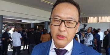 Screenshot 2025 06 29 155740 Ronnie Brunswijk blijft formeel vicepresident van Suriname totdat er een opvolger is gekozen. Dat stelt NDP-parlementariër Stephen Tsang...
