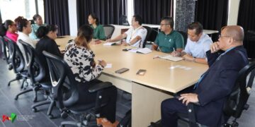 foto Petronas 1 Volgens Mac Andrew maakt het digitaal aanvraag proces via de OSU een gelijktijdige beoordeling mogelijk door de betrokken ministeries – Buitenlandse Zaken (BIBIS), AWJ en Justitie & Politie. Hierdoor kunnen werkgevers vooraf duidelijkheid krijgen over de status van visa- en werkvergunningen en wordt voorkomen dat werknemers zonder zekerheid naar Suriname reizen.