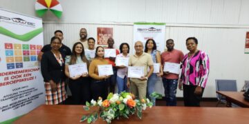 foto begroting A 1536x864 1 Tien cursisten van de Stichting Productieve Werk Eenheden (SPWE) hebben op 4 juni 2025 met succes de training ‘Begroting en Budgettering’ afgerond. Tijdens een afsluitende ceremonie ontvingen zij hun certificaten.