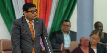 Asis Gajadien van de VHP fractie sprak zijn afkeuring. Beeld: DNA